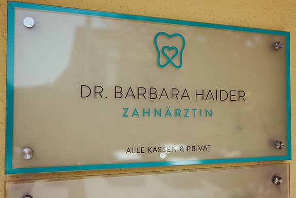 Das Schild vor der Ordination 