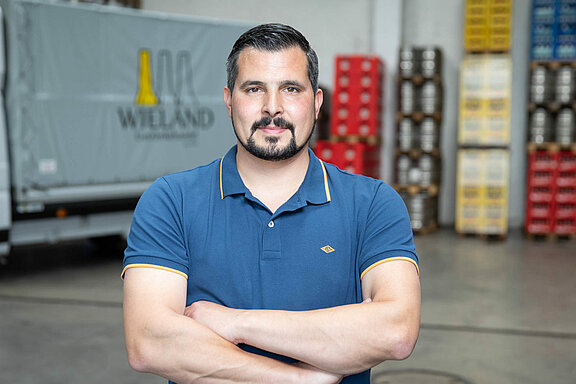 Geschäftsleiter Stefan Wieland vor dem Getränkelager 