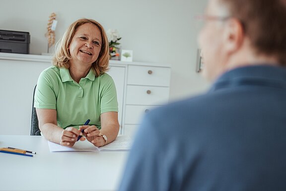 Dr. Alexandra Jaun im Gespräch mit einem Patienten 