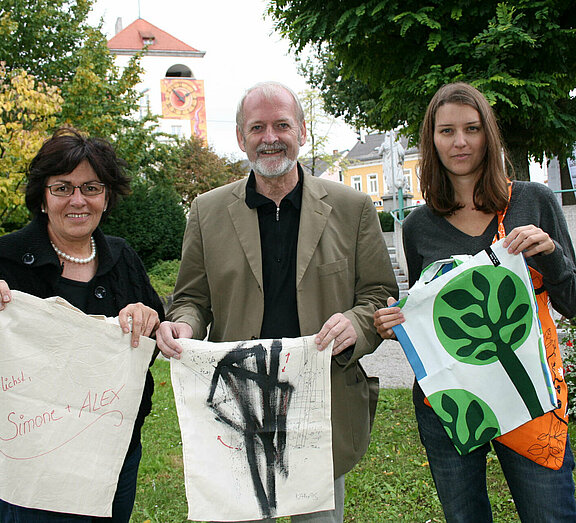 Foto der Initiatorin der Aktion "My bag is not plastic" Irene Weiß mit Günther Leichtfried, Bürgermeister außer Dienst der Stadtgemeinde Wieselburg 