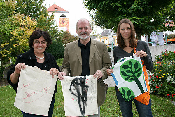 Foto der Initiatorin der Aktion "My bag is not plastic" Irene Weiß mit Günther Leichtfried, Bürgermeister außer Dienst der Stadtgemeinde Wieselburg