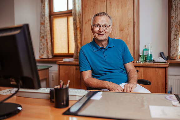Porträt von Dr. Dieter Ehrgott an seinem Schreibtisch 