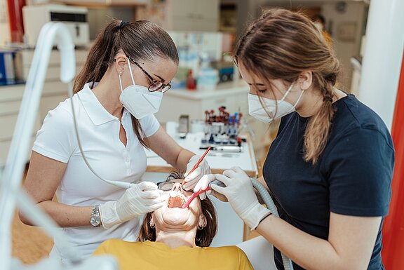 Dr. Barbara Haider behandelt eine Patientin 