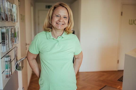 Porträt von Dr. Alexandra Jaun in ihrer Ordination 