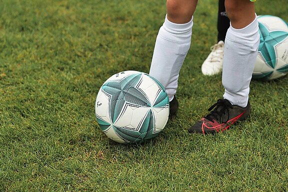Fußball_Kind_Kinderbeine_Ball_ball-8048205_1280.jpg 