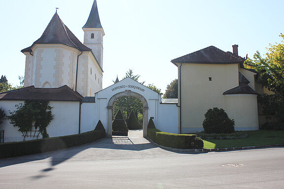 Blick auf das Eingangstor des Francisco Josephinum Wieselburg 