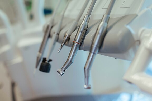 Verschiedene Behandlungsgeräte in der Ordination 