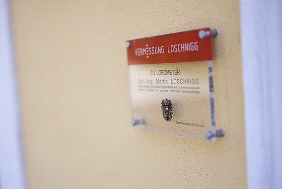 Türschild der Firma Vermessung Loschnigg 