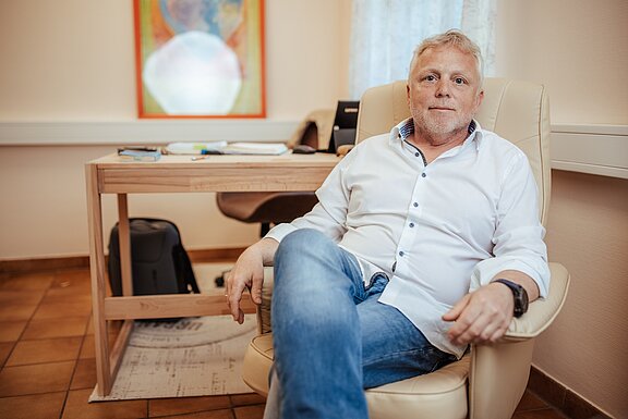 Porträtfoto von Dr. Martin Steiner in seiner Praxis 