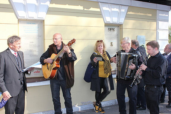 Dr. Johannes Kammerstätter und die, die Veranstaltung feierliche umrahmenden Musikanten vor den Gedenktafeln.