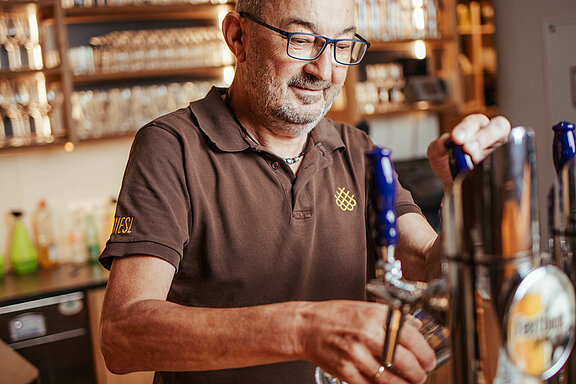 Ein Mitarbeiter vom Brauhaus Wieselburg beim Bier zapfen 