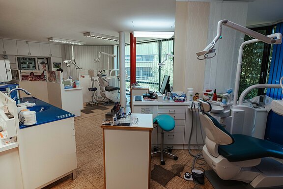 Das Ordinationszimmer mit zwei Behandlungsplätzen 