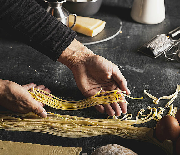 nahaufnahmeperson-die-teig-fur-spaghettis-halt_quer_f_HP.jpg 
