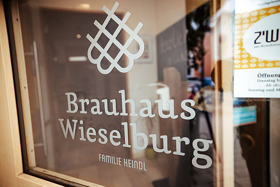 Logo des Brauhaus Wieselburg auf einer Fensterscheibe 