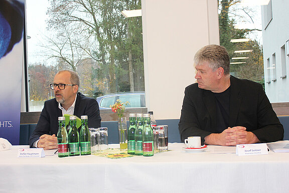 Stefan Hauptmann, General Plant Manager ZKW Lichtsysteme Wieselburg und Bürgermeister Josef Leitner bei der gemeinsamen Pressekonferenz.