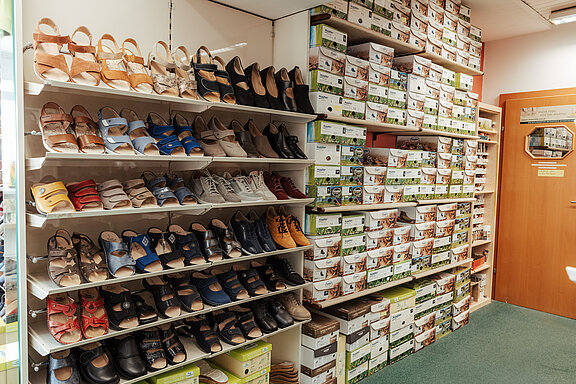 Blick auf ein Schuhregal im Geschäft 